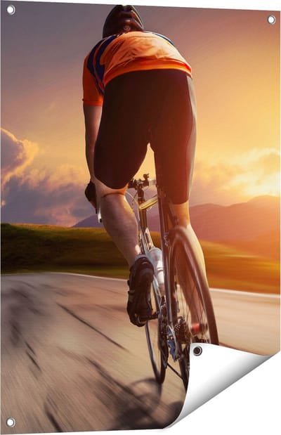 Gards Tuinposter Wielrennen Fietser op de Weg bij Zonsondergang - 60x80 cm - Tuindoek - Tuindecoratie - Wanddecoratie buiten - Tuinschilderij