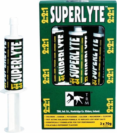 Superlyte-Paste, 3 Pasten 70g is een aanvullend (dieet)voeder voor paarden ter compensatie van elektrolytenverlies bij hevig zweten