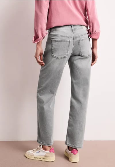 Mid Waist straight leg jeans in casual fit