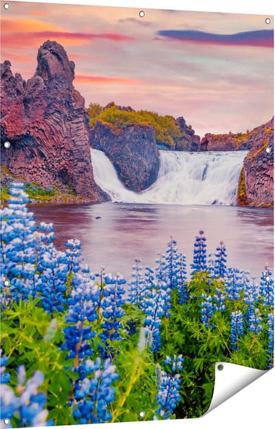 Gards Tuinposter Waterval met Blauwe Lupine Bloemen - 90x120 cm - Tuindoek - Tuindecoratie - Wanddecoratie buiten - Tuinschilderij