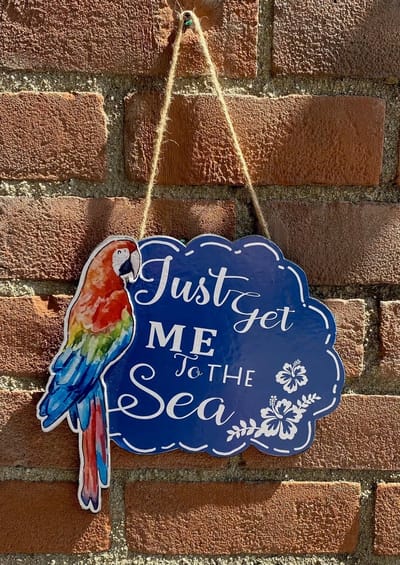 Decoratief houten wandbord "papegaai" met tekst "Just get me to the sea" - meerkleurig - Incl. ophang touw - hoogte 44x27x1 cm - Woonaccessoires