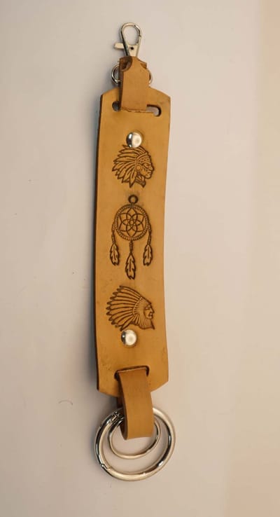 Leren sleutelhanger indianen met dromenvanger in de kleur beige- western handdoek ring voor line dancing met 2 indianen en 1 dromenvanger - western sleutelhanger - country handdoekring van leer - line dancing accessoires