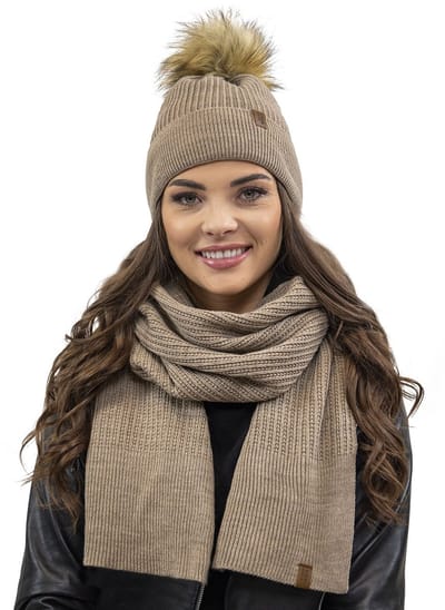 Vivisence Dames Winter Muts En Sjaal Set - Zachte Acryl Met Kunstbont Pompon En Goed Aansluitende Muts - Warm En Comfortabel Zonder Statisch Haar - Sjaal 174 X 40 Cm Voor Elegante En Sportieve Sets - Beige