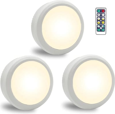 Een set van 3 draadloze LED-spotjes, op batterijen, met een warm wit licht van 3000K, dimbaar, met afstandsbediening en aanraakbediening, magnetische of zelfklevende bevestiging en timerfunctie.