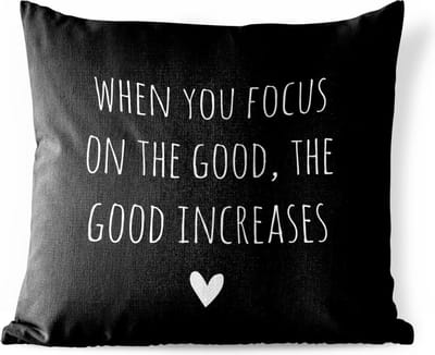 Buitenkussen - Engelse quote "When you focus on the good, the good increases" tegen een zwarte achtergrond - 45x45 cm - Weerbestendig