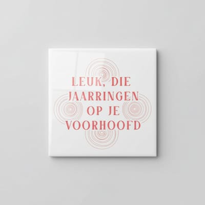 Leuk, Die Jaarringen op Je Voorhoofd Keramische Tegel 15x15 cm – Humoristische Quote over Ouder Worden – Moderne Wanddecoratie
