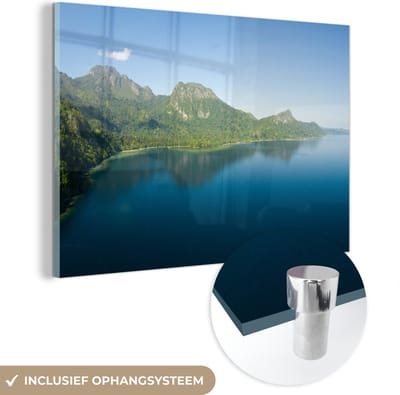 ® Glasschilderij 180x120 cm - Schilderij acrylglas - Berglandschap begroeit met bomen in het Nationaal park Manusela in Indonesië - Foto op glas - Muurdecoratie woonkamer - Wanddecoratie slaapkamer - Schilderijen
