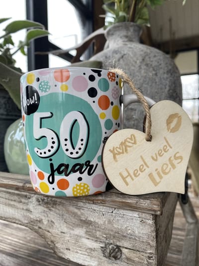 Mok 50 jaar - inclusief houten hartje liefs - Vrolijke mok met gekleurde stippen - 50 jaar - cadeau - verjaardag