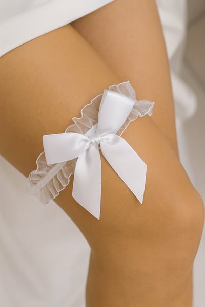 Kousenband - Bruiloft - Bruid - Wit Kant - Bruidsaccessoires - Beenstrik - Kousenbandstrik - Bride to be - Vrijgezellenfeest - Huwelijksnacht