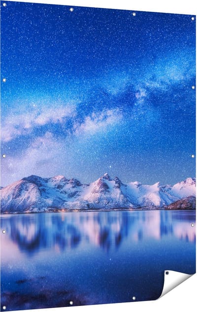 Gards Tuinposter Melkweg bij Besneeuwde Bergen - 120x160 cm - Tuindoek - Tuindecoratie - Wanddecoratie buiten - Tuinschilderij