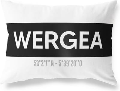 Tuinkussen WERGEA - FRIESLAND met coördinaten - Buitenkussen - Bootkussen - Weerbestendig - Jouw Plaats - Studio216 - Modern - Zwart-Wit - 50x30cm