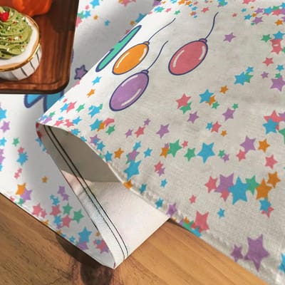 Dailygoods- Tafelloper Verjaardag - Kleurrijk Motief - Ballonnen/Sterren - Tafeldecoratie - Voor 4-6 Personen - Hoogwaardig Materiaal - Tafelkleed