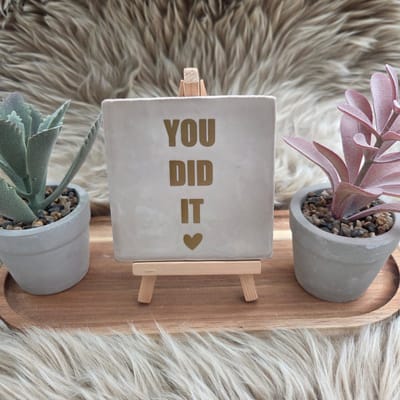 Robuust wenstegeltje “You did it” – Keramiek 10x10 cm – Wanddecoratie & Cadeau – Cadeau Geslaagd – incl standaard – Trendy nu - Feest - Geslaagd - Rijbewijs, diploma of ander succes