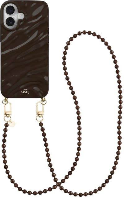 xoxo Wildhearts Brown Glaze telefoonhoesje met koord - geschikt voor iPhone 16 - Brown Sugar (lang koord) - Dream hoesje met telefoonkoord - Glimmende silicone case met plooien - Kralenketting met gouden details - Bruin