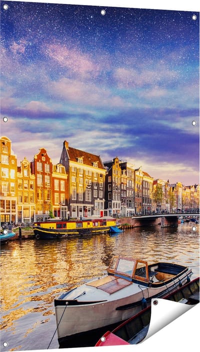 Gards Tuinposter Amsterdamse Gracht in de Nacht met Sterren - 80x120 cm - Tuindoek - Tuindecoratie - Wanddecoratie buiten - Tuinschilderij