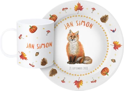World of Mies Kinderservies met naam en datum - Uniek en persoonlijk eetsetje met bord en beker voor een herfst baby - handgeschilderd gepersonaliseerd kraamcadeau met vos en vrolijke herfstdecoraties - kunststof - dieren in aquarel