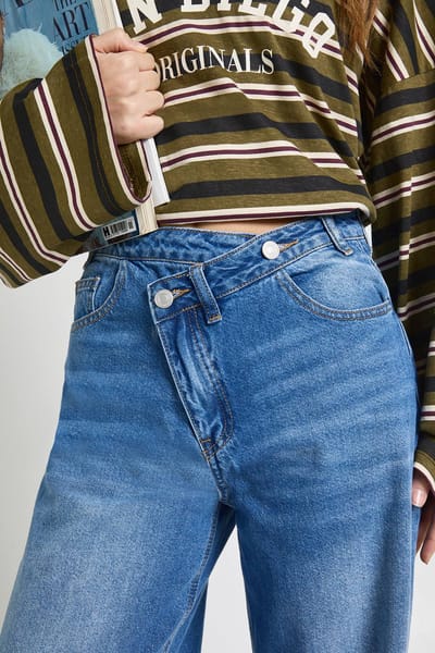 boohoo Dames Hoge taille, crossover-tailleband, rechte pijpen spijkerbroek | Mid Wash | Maat: 16