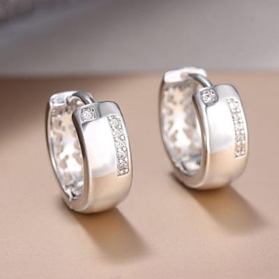 POMOiii Sierlijke Kleine Cirkel Oorringen Vrouwen Zilver Kleur Eenvoudig Ontwerp Vrouwelijke Loop Earring Verjaardagscadeau Klassieke Sieraden