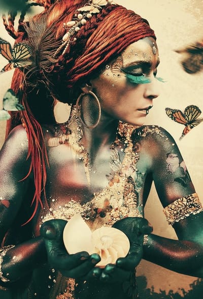 Butterfly Woman- Kristal Helder Galerie kwaliteit Plexiglas 5mm.- Blind Aluminium Ophang-frame- Fotokunst- luxe wanddecoratie- Akoestisch en UV Werend- inclusief verzending