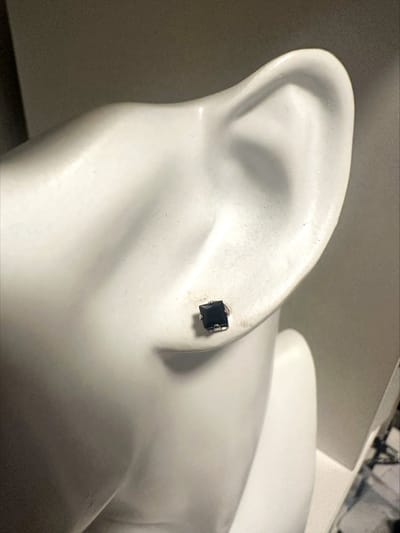 paarse kleine zirkonia oorknopjes 0.5 cm doorsnee | Make up | Parfum | Moederdag | Verjaardagscadeau| Cadeautje| Valentijnsdag| Kado | sieraden | vaderdag | oorbellen | oorsieraden