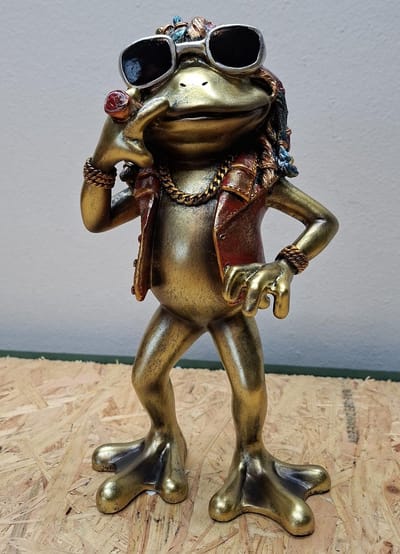 Gouden Rasta Rocker Kikker Decoratiebeeld - Polystone - 27 cm Hoog - Stoer Kikkerbeeld met Zonnebril & Dreadlocks - Rockstar Ornament