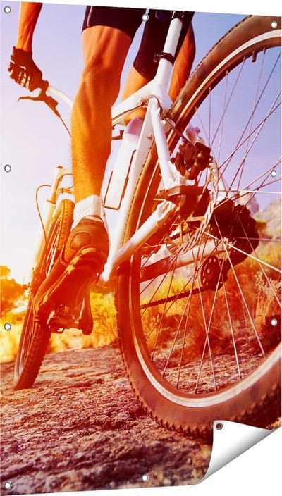 Gards Tuinposter Mountainbike Fietser op Stenen bij Zonsopgang - 80x120 cm - Tuindoek - Tuindecoratie - Wanddecoratie buiten - Tuinschilderij