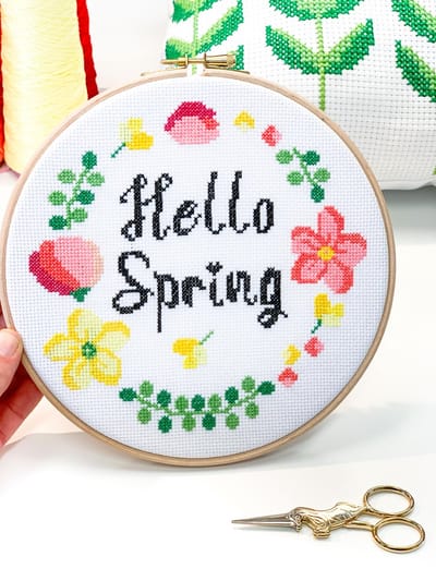 Hello Spring Borduurpakket voor beginners | Bloemenkrans borduren voor volwassenen | Vrolijk lenteproject