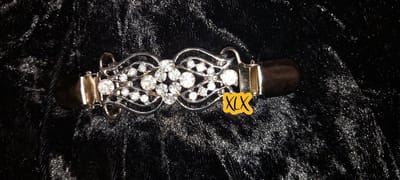 Vestsluiting zilverkleurig bewerkt en met stras steentjes, XLX® ,Vestsluiting zilverkleurig, Vestclip, Vestklem, sjaalspeld, Vest, Clip, Klem, Sluiting