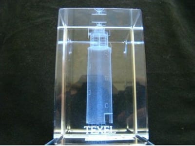 3D Lasergravure Vuurtoren Eierland Texel – 8 x 5 x 5 cm – Glasblokje met Geschenkdoosje