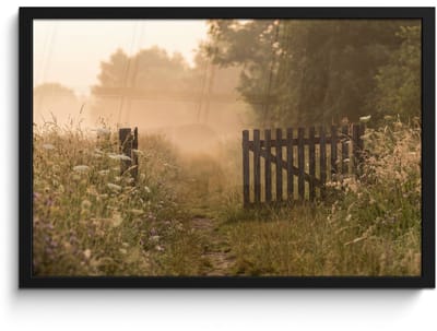 Poster in lijst - Fotolijst 60x40 cm - Posters - Hek - Natuur - Mist - Veld - Posterlijst zwart - Decoratie - Wanddecoratie woonkamer - Muurdecoratie slaapkamer