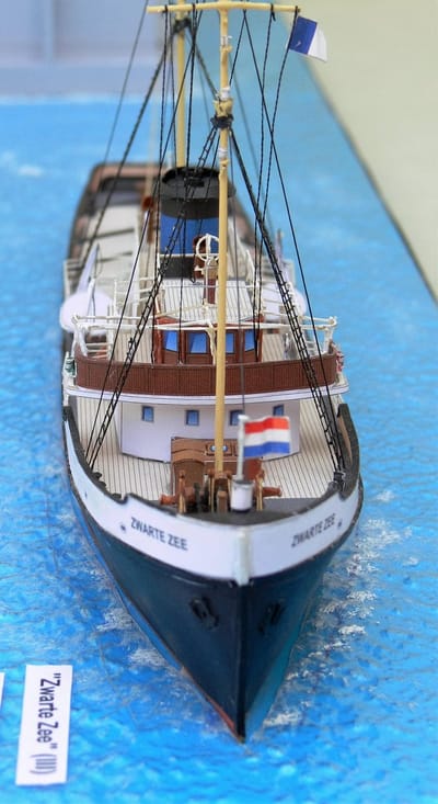 Zwarte Zee III, keus in waterlijn of volle romp (rederij kleuren, zwarte romp) 1:200