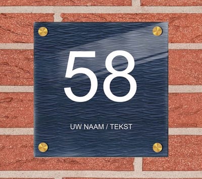 Naambordje voordeur plexiglas 25x25x0,5 cm met goud kleur afstanhouder model 1145 - Huisnummerbordje, naambordjes, naambordje huis, naamplaatjes, huisnummer bordje, originele naambordjes voordeur, huisnummerbord met naam, originele huisnummer bord