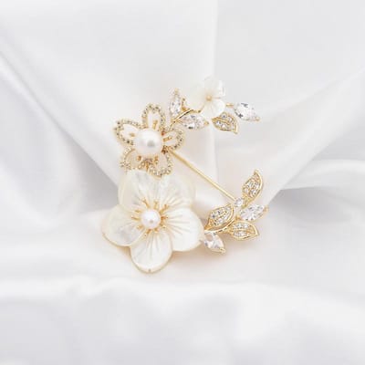 Zoetwater Schelp Corsage Europees En Amerikaans Micro -Parel Anti -Glare Dubbel Doel Broche Dames Kledingaccessoires beige
