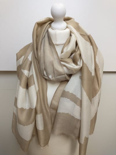 Lange dames sjaal Abke-fantasiemotief-beige ecru