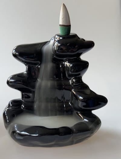 Afecto Backflow Wierookbrander inclusief 50 cones - terugstromende wierook- Wierookwaterval - Rookwaterval -rustgevend en prachtig om naar te kijken.