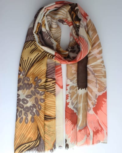 Gracieh bloemen scarf- Accessories Junkie Amsterdam- Sjaal dames- Lang- Katoen- Omslagdoek- Cadeau- Bloemen print- Taupe