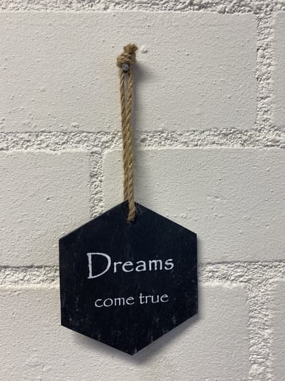 Deco leisteen met ophangkoordje - hexagon - Dreams come true - 10.5x9 cm - Woonaccessoires