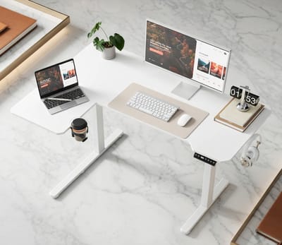 Ergonomisch Elektrisch Verstelbaar L-vorm Bureau – House&Garden – Hoogte Instelbaar 72-116 cm, Stabiel & Ruimtelijk, Wit – Gaming en Kantoor – Met Bekerhouder & Kabelhaken