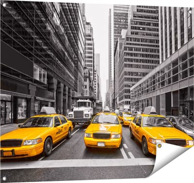 Gards Tuinposter New York Gele Taxi's - Zwart Wit - 100x80 cm - Tuindoek - Tuindecoratie - Wanddecoratie buiten - Tuinschilderij