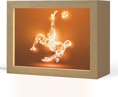 Nachtlampje 20x15 cm - Kinder lampje - Voetballer - Oranje - Voetbal - Omhaal - Tafellamp kinderkamer - Slaapkamer lamp - Bedlamp kinderen - Kinderlampje stopcontact - Wandlamp babykamer - Nachtlampjes