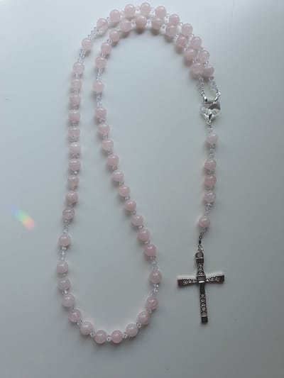 Rozenkrans, Paternoster gemaakt met Rozenkwarts kralen ( halfedelsteen) en o.a. Kristallen van Swarovski, gebedssnoer, rozenkransgebed, kruisteken, Meditatie, spiritueel, geloofsteken, Cadeau, ketting, kruis, gebedsketting, kerstpakket cadeau