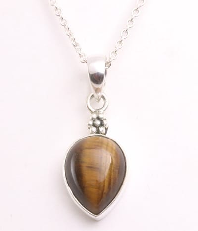 Bewerkte zilveren hanger met tijgeroog aan ketting