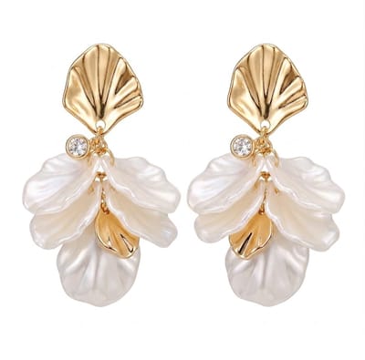 Goudkleurige oorhangers oorbellen voor dames – bloemvormig design met parelmoer look en kristal detail