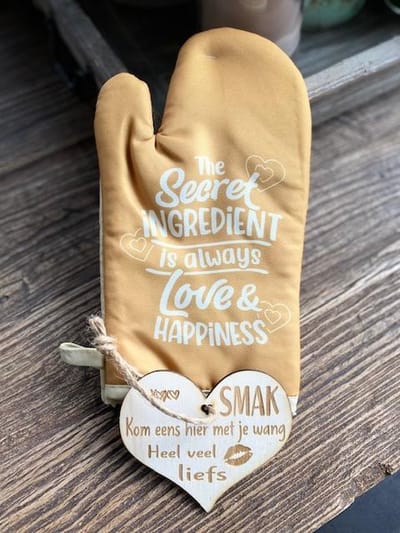 Ovenhandschoen met de tekst `The secret ingredient is always love & happiness.`+ hartje liefs /Valentijnsdag / liefde
