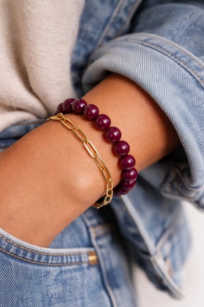 Lundholm Luxe Kralen Armband Dames met Bedel – Premium Stainless Steel Jewellery Armband Dames Bordeaux Rood – Kralenarmband met Hars Kralen – My Helsinki Serie -Luxe Cadeau voor Haar
