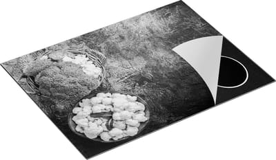 Chefcare Inductie Beschermer Bloemkolen op een Grijze Tafel - Zwart Wit - 70x50 cm - Afdekplaat Inductie - Kookplaat Beschermer - Inductie Mat