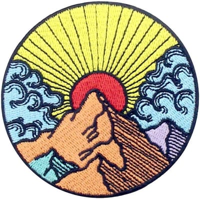 Geborduurd embleem 7,5x7,5 cm - motief: zonsopgang boven de bergen - ijzer- of naai-applicatie - blijft perfect zitten - ShopVlot