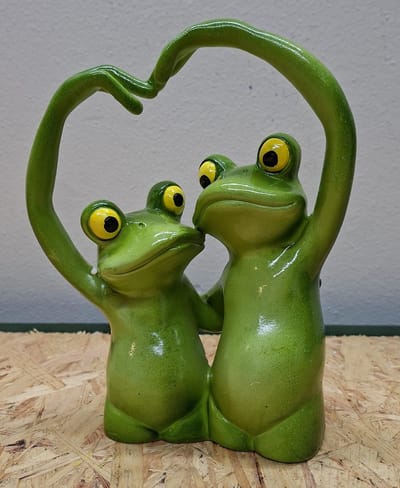 Verliefd Kikkers Koppel – Hart Gebaar – Decoratiebeeldje - 20cm hoog - polyresin - polystone - Decoratie - Woonaccessoires - Beeld