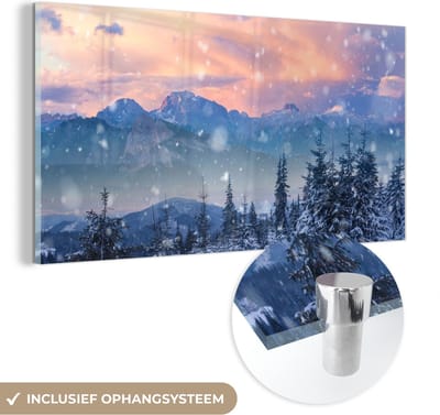MuchoWow® Glasschilderij 40x20 cm - Schilderij acrylglas - Sneeuw - Lucht - Bos - Winter - Foto op glas - Schilderijen