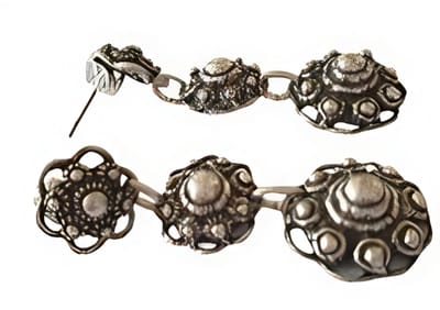 Zeeuws Meisje- Zeeuwse knoopjes- lange oorhangers verzilverd-oorstekers fijn en elegant met 3 Zeeuwse knopen